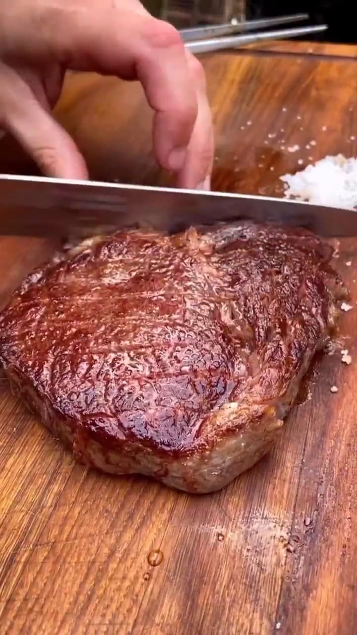 Publicó un video sobre el punto ideal de la carne y causó polémica en Twitte