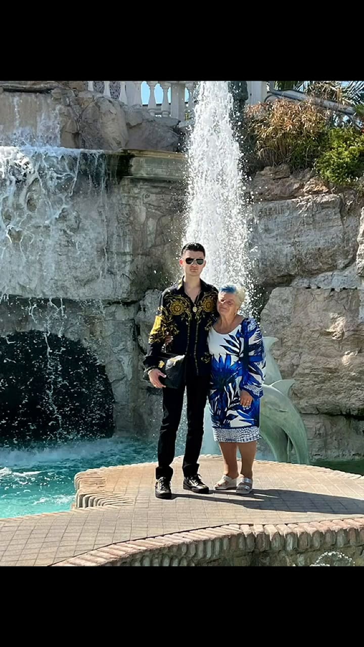 Giuseppe D’Anna de tan solo 19 años le propone casamiento su novia Milina Gatta de 76 años