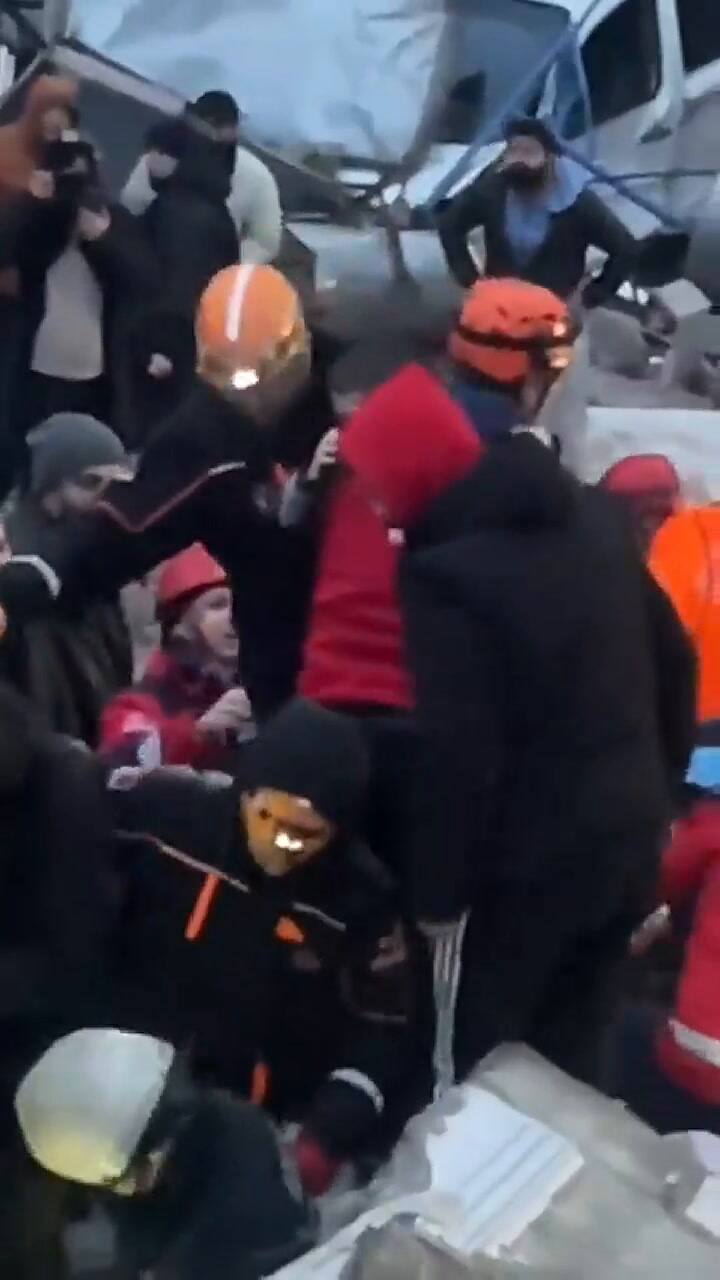 El momento en que rescatan un niño en Turquía