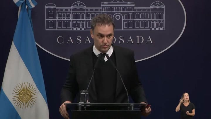 Manuel Adorni anunció la privatización durante su conferencia