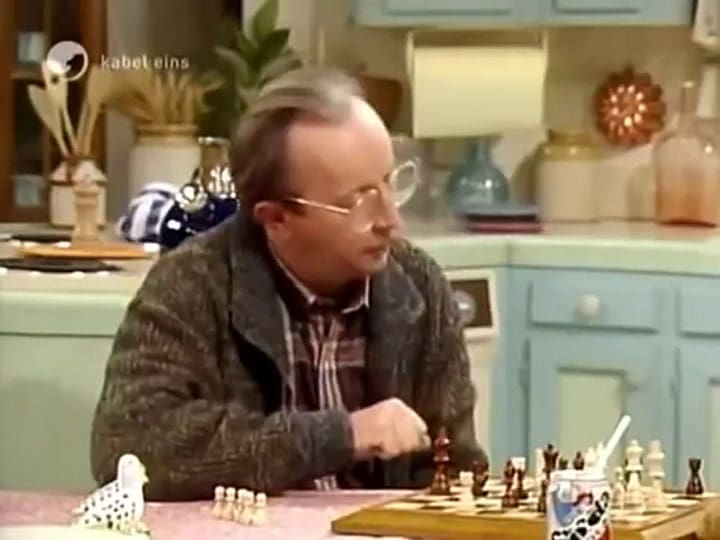 Alf cuando juega ajedrez contra Willie