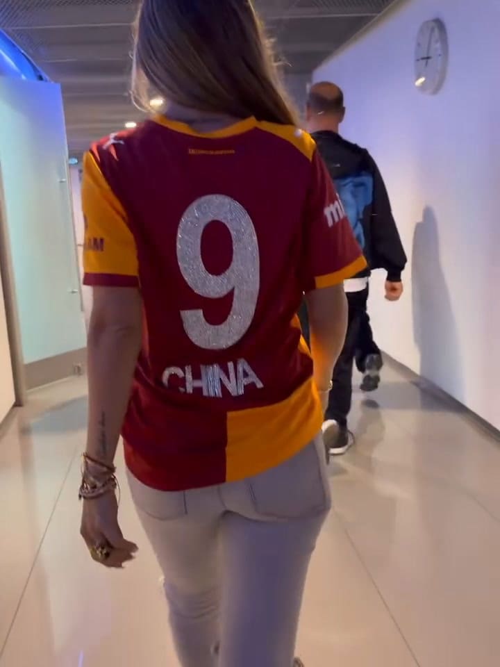 El brillo en la camiseta, el detalle de color del outfit de la China Suárez