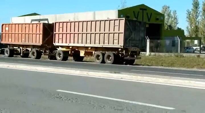 Larga fila de camiones de transporte de caña para cargar gasoil en Concepción, Tucumán