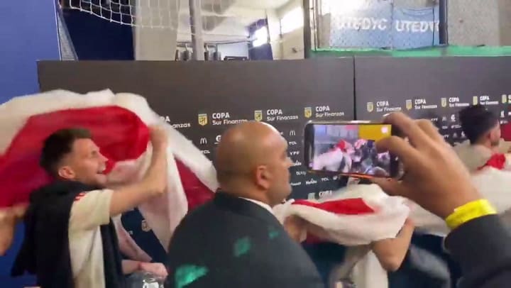 La provocadora salida del plantel de River del vestuario de la Bombonera