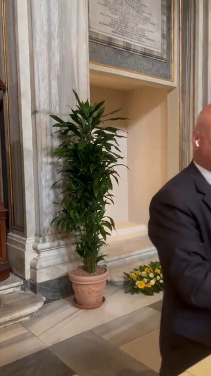 Una fila extensa se agolpa para rendir respeto a la tumba de Francisco un mes después de su muerte