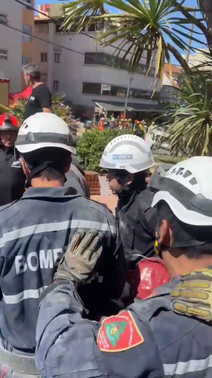 El rescate de la mujer entre los escombros