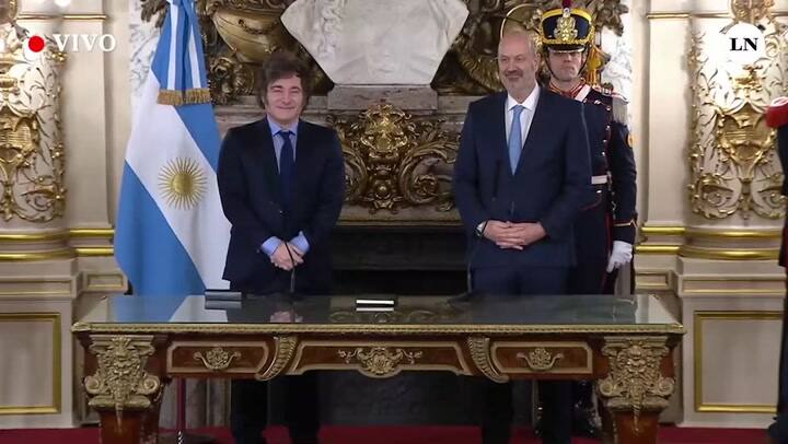 El Presidente Milei toma juramento al Ministro de Desregulación, Federico Sturzenegger
