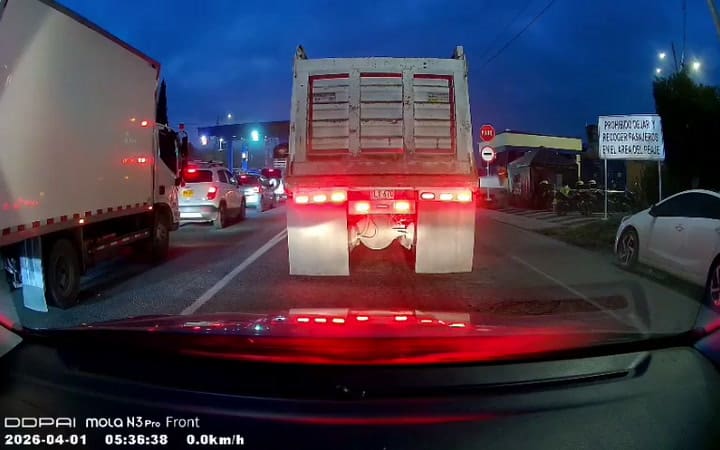 Un camión chocó a varios vehículos en un peaje de Colombia