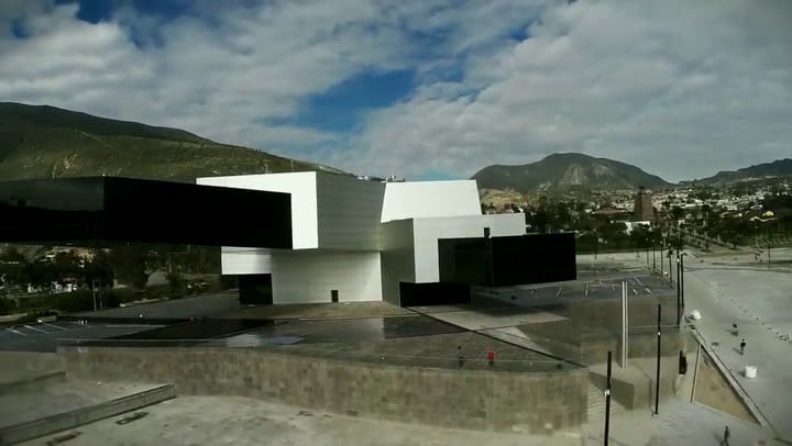Vista aérea del edificio de Unasur - Fuente: YouTube