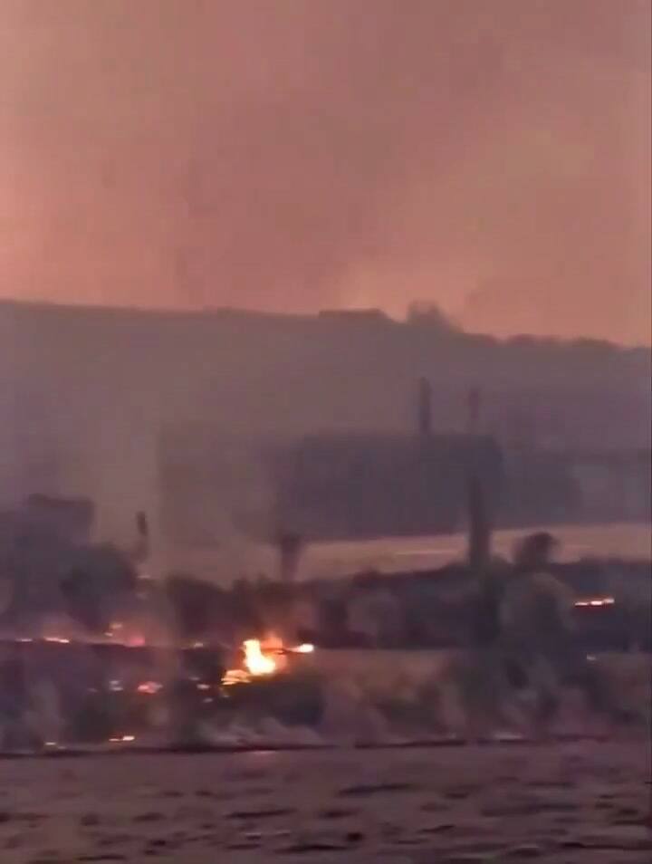 Humo denso, laderas quemadas y una costa envuelta en la sombra del fuego en Acaya, Grecia