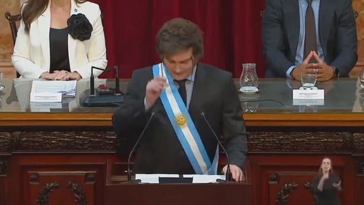 Javier Milei le apunta a Facundo Manes en pleno discurso ante la Asamblea Legislativa