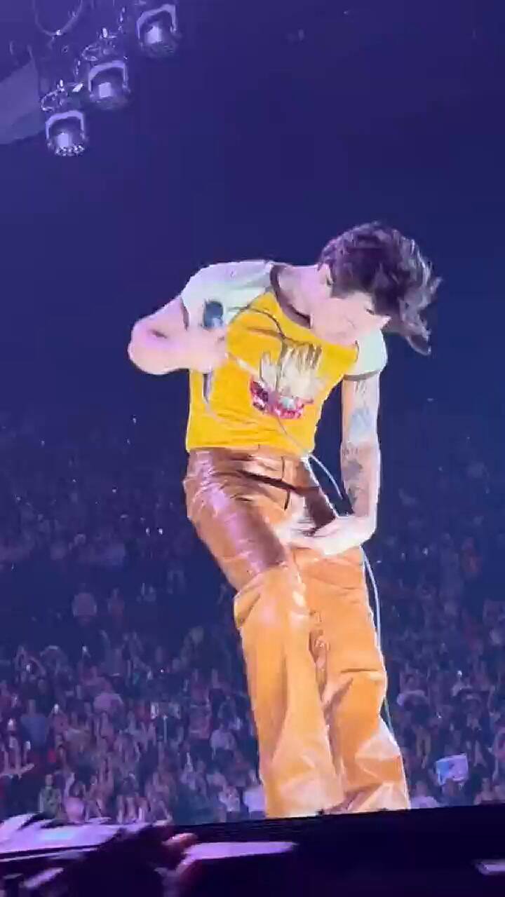 El momento en el que Harry Styles rompió sus pantalones en pleno show (Video: Twitter)