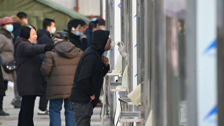 Polémica: China lanza una campaña de hisopados anales para detectar el coronavirus - Fuente: AFP