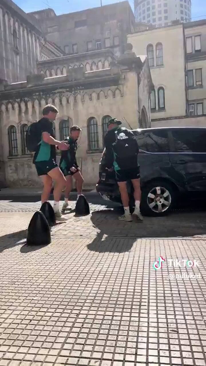 Los All Blacks ayudaron a un automovilista en pleno centro porteño