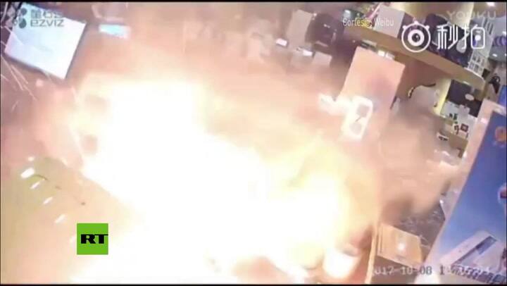 Así explotó un celular mientras se cargaba. Fuente: RT