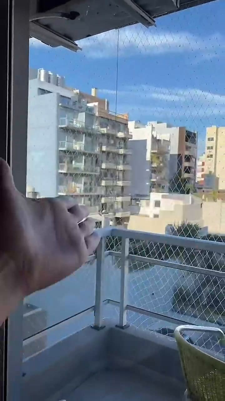 La mujer construyó una pared para mantener su privacidad en el balcón
