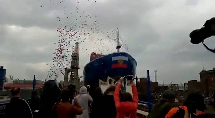 La bajada del rompehielos nuclear 'Ural' en San Petersburgo al agua - Fuente: Twitter