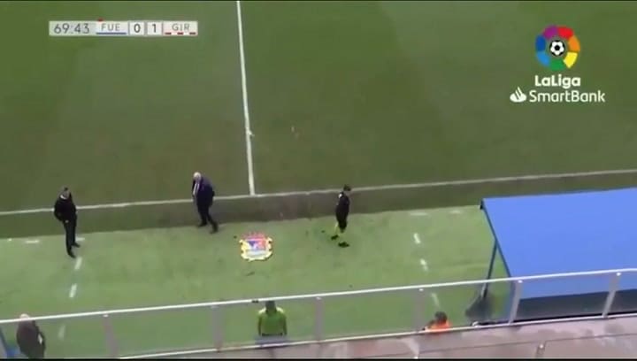 Lo echaron por error, el VAR lo anuló y vio la doble amarilla por pelearse al volver al campo - Fuen