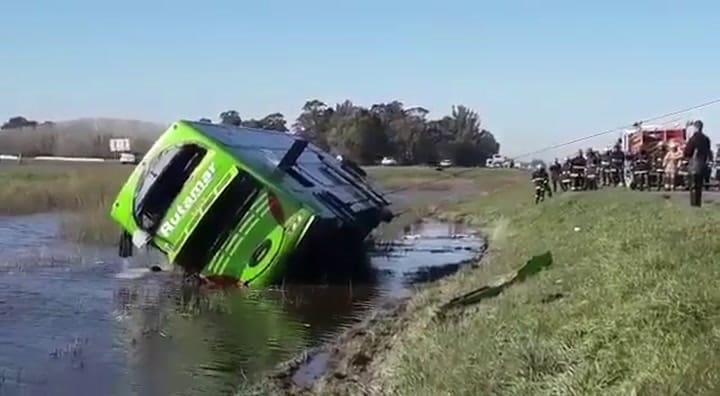 Así retiraban el micro que volcó esta mañana en la Ruta 2, sentido a Mar del Plata - Fuente: Twitter