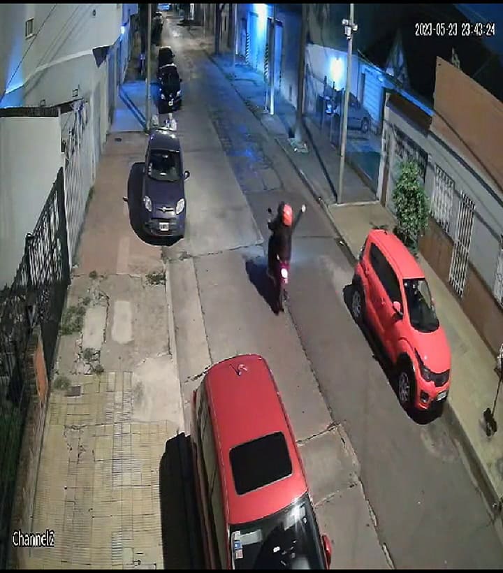 Dos hombres en moto balearon el frente de una casa y escaparon