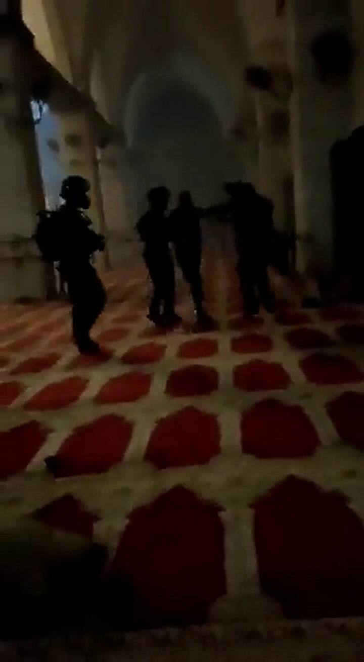 Violentos choques entre la policía y fieles dentro de una mezquita en Israel