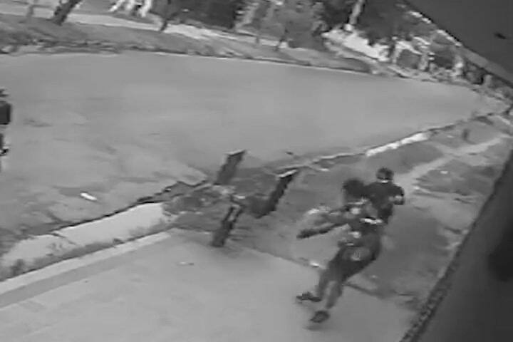 Motochorros emboscaron a un joven y lo golpearon brutalmente para robarle el celular