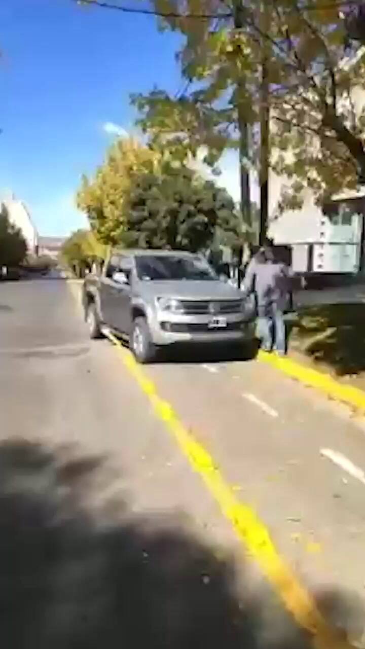 Estacionó su camioneta en la bicisenda y un peatón lo grabó: el conductor bajó y comenzó a golpearlo