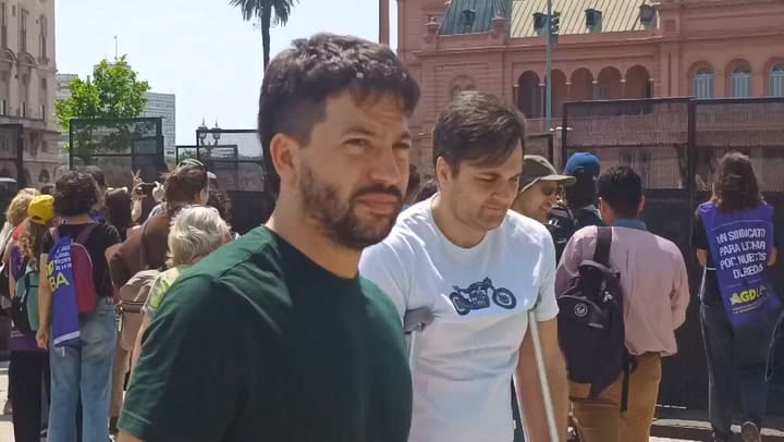 Cánticos contra funcionarios en el balcón de la Rosada