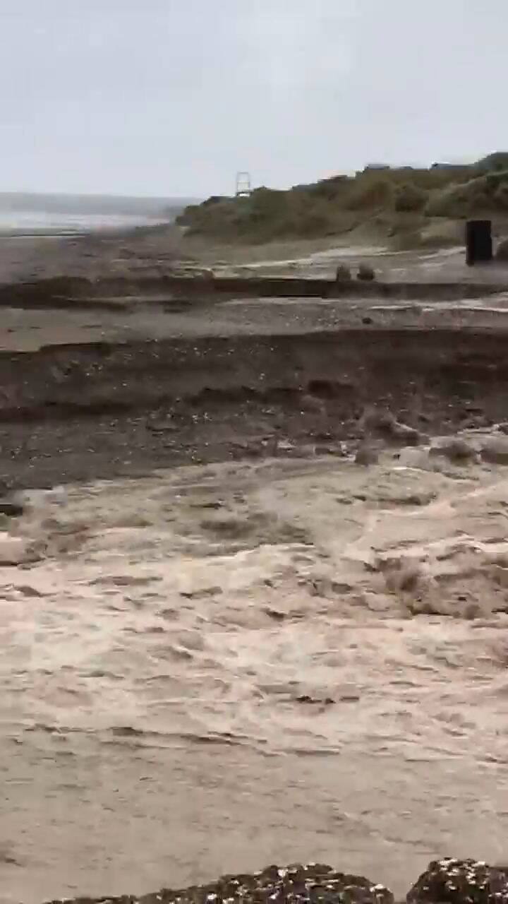 Chubut: el agua de lluvia se mezclo en Madryn con el mar