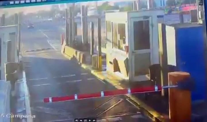 Así fue el impacto del auto en el puesto de peaje de Panamericana