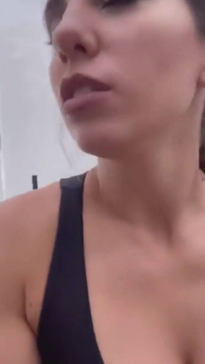 El mal momento de Cinthia Fernández en la puerta del canal: “Me reventó el auto y huyó”