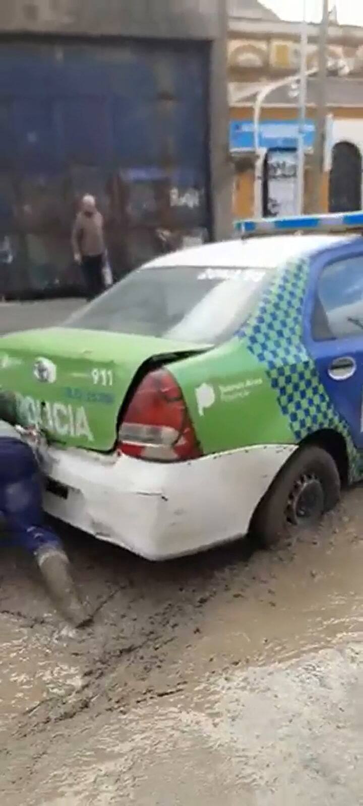 Un patrullero quedó hundido en cemento fresco en Avellaneda