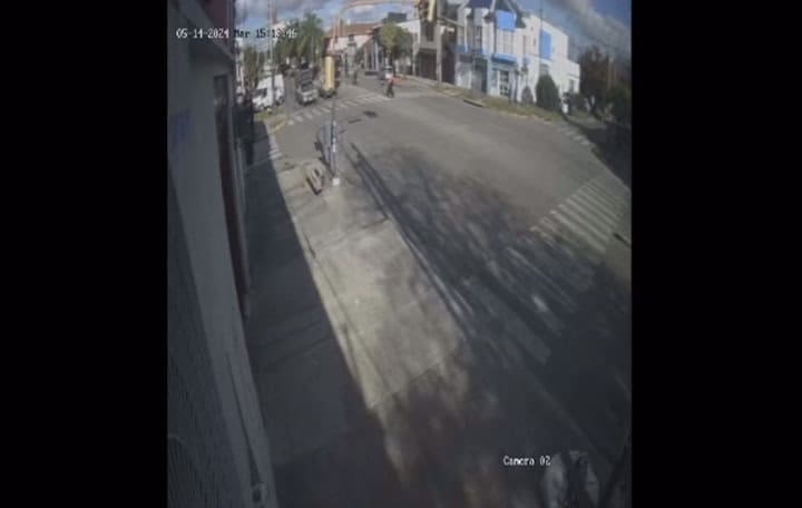 Motociclista atropelló a una mujer en La Plata