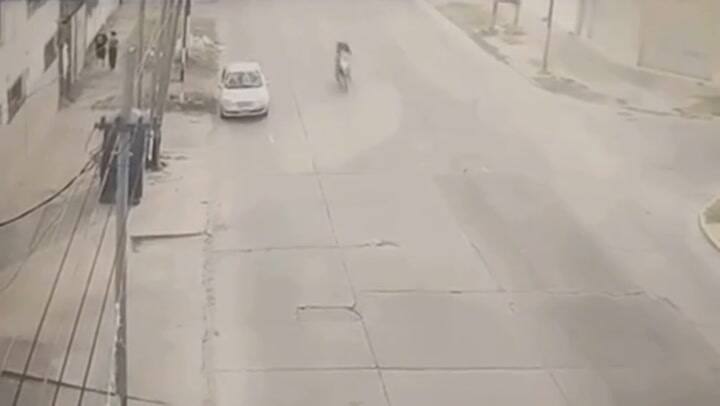 El momento en el que un motociclista impacta con una soga que cruzaba una calle en Quilmes