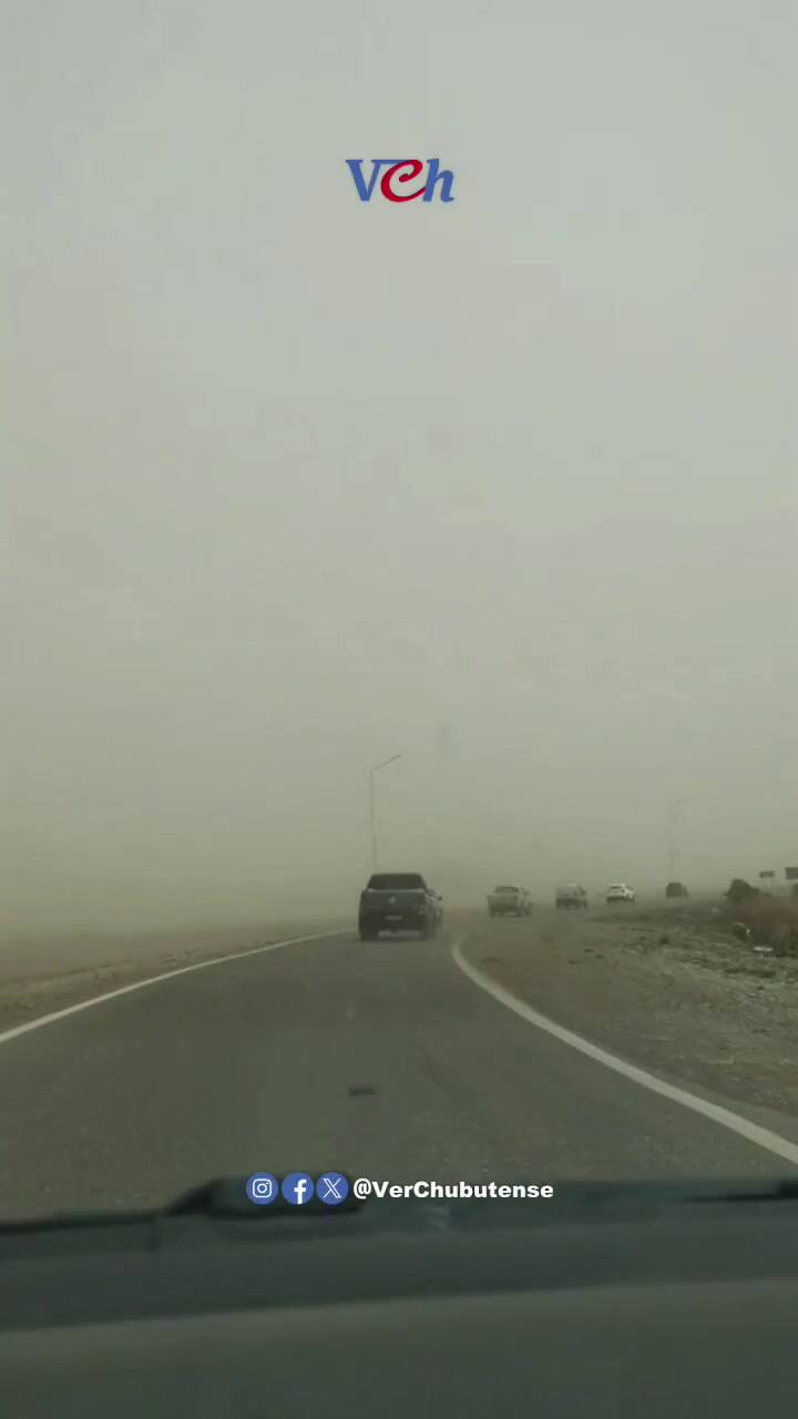 La tormenta de polvo afectó las rutas en Trelew (Gentileza: @verchubutense)