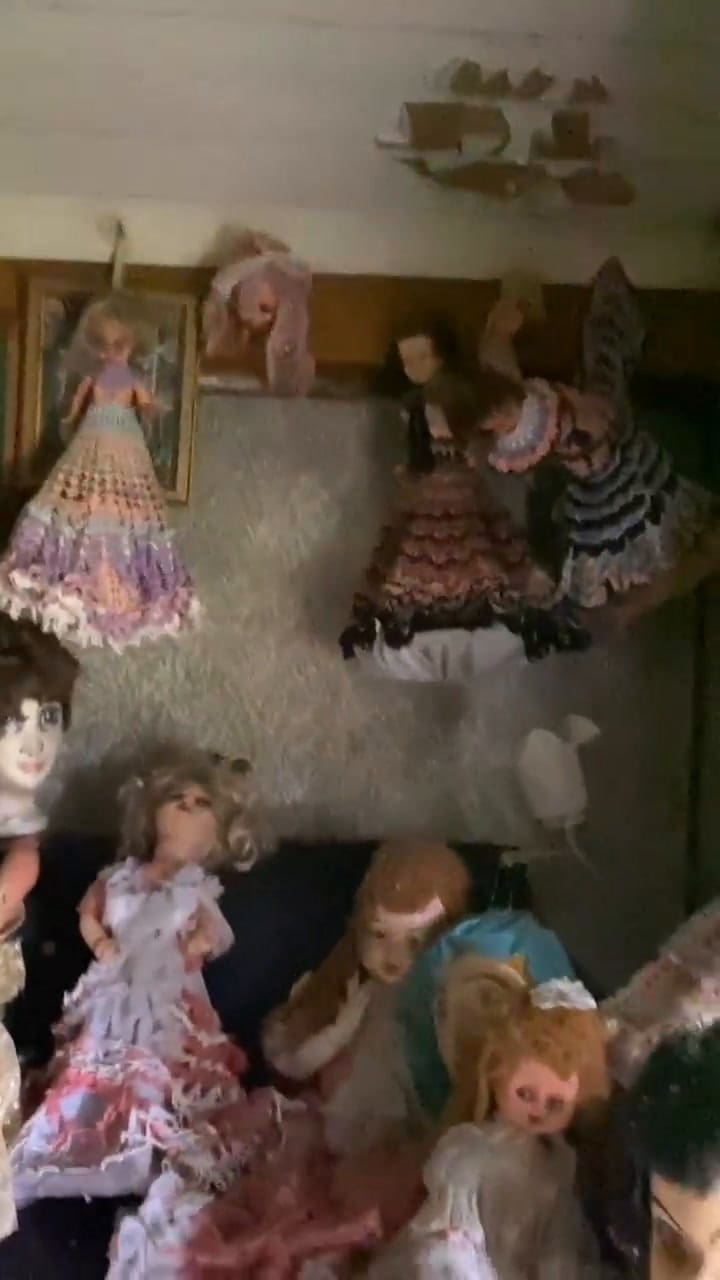 Encontraron una casa abandonada llena de muñecas antiguas. Fuente: @urbexguide