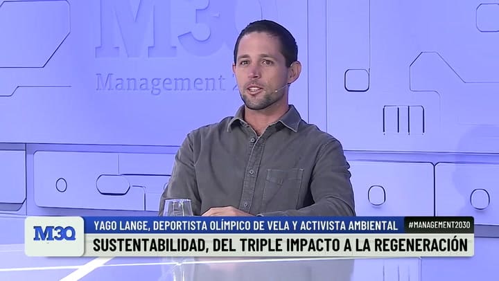 La emoción de Yago Lange ante la playa llena de cajones de plástico en la costa de Chubut