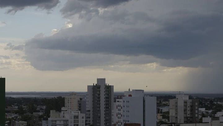 Miedo en Bahía Blanca por una alerta de tormentas - De Tomás Coudures