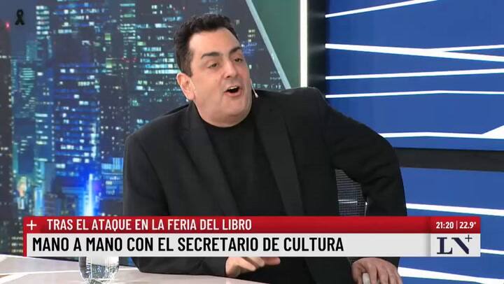 Abucheos y una protesta en la Feria del Libro: Trebucq mano a mano con el secretario de Cultura