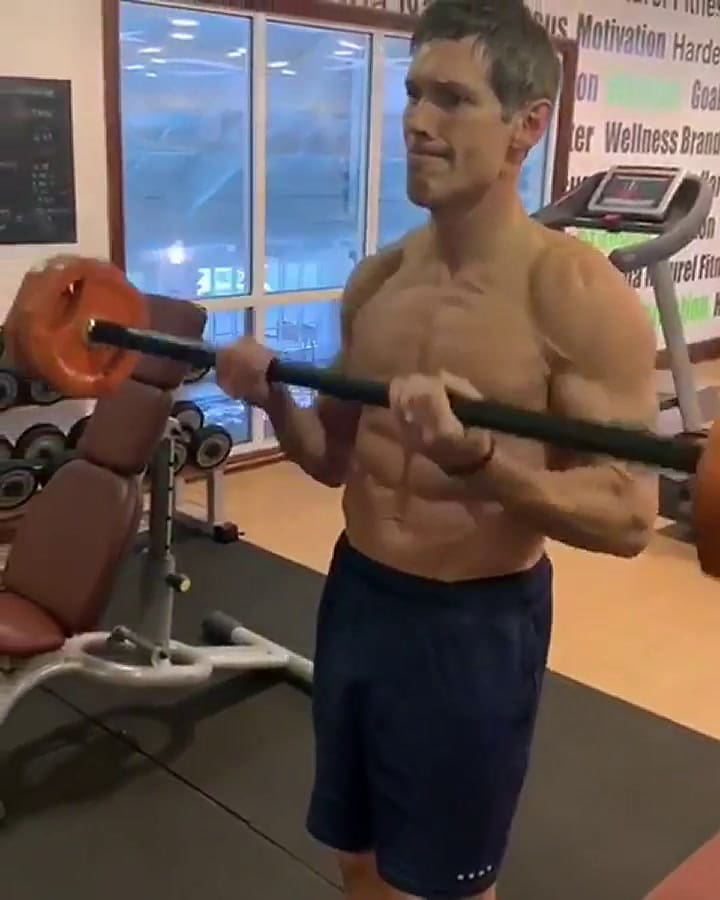 El increíble físico de un abuelo de 56 años