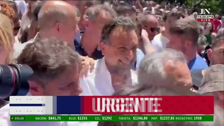 Gif of Axel Kicillof, Roberto Navarro y el cuervo Larroque llegan a la marcha