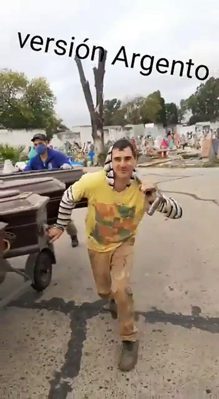 Empleados del cementerio bailaron con ataúdes y los despidieron - Fuente: Twitter