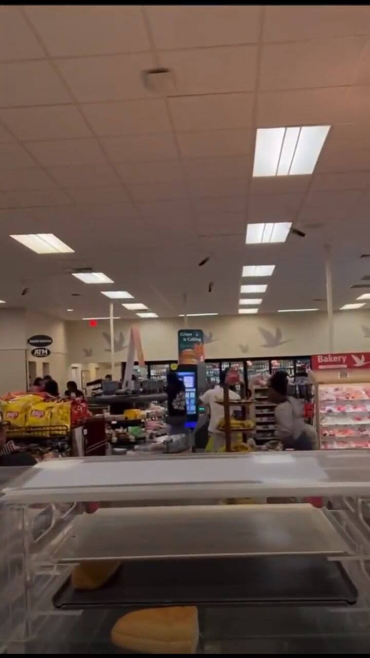 100 adolescentes saquean y destruyen tienda de comestibles en Filadelfia