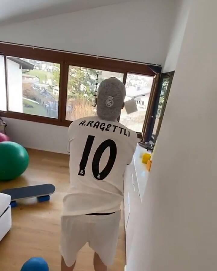 Esquiador haciendo piruetas en casa