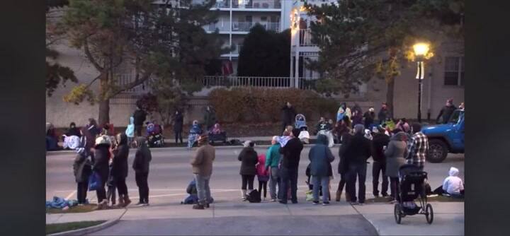 El momento en que el vehículo se dirigía a toda velocidad sobre una multitud en Waukesha