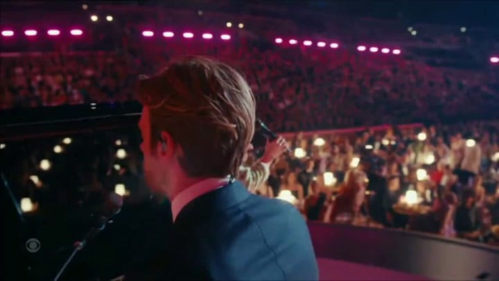 La emotiva interpretación de Billie Eilish tras recibir el galardón a Mejor canción del año