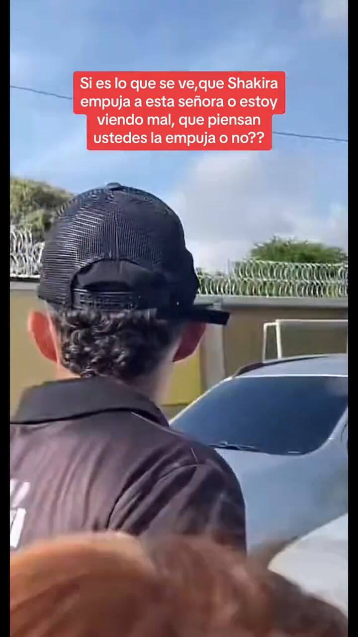 Shakira parece empujar a una mujer