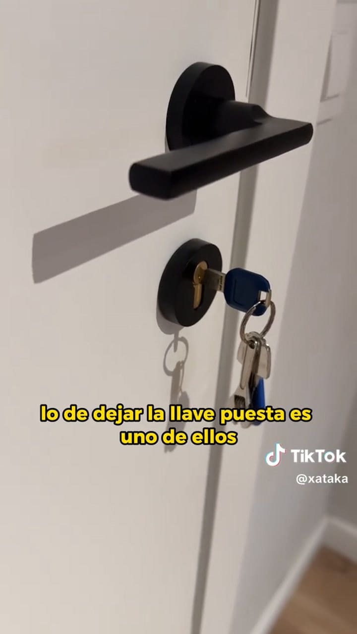 La razón de por qué no es seguro dejar las llaves en la cerradura