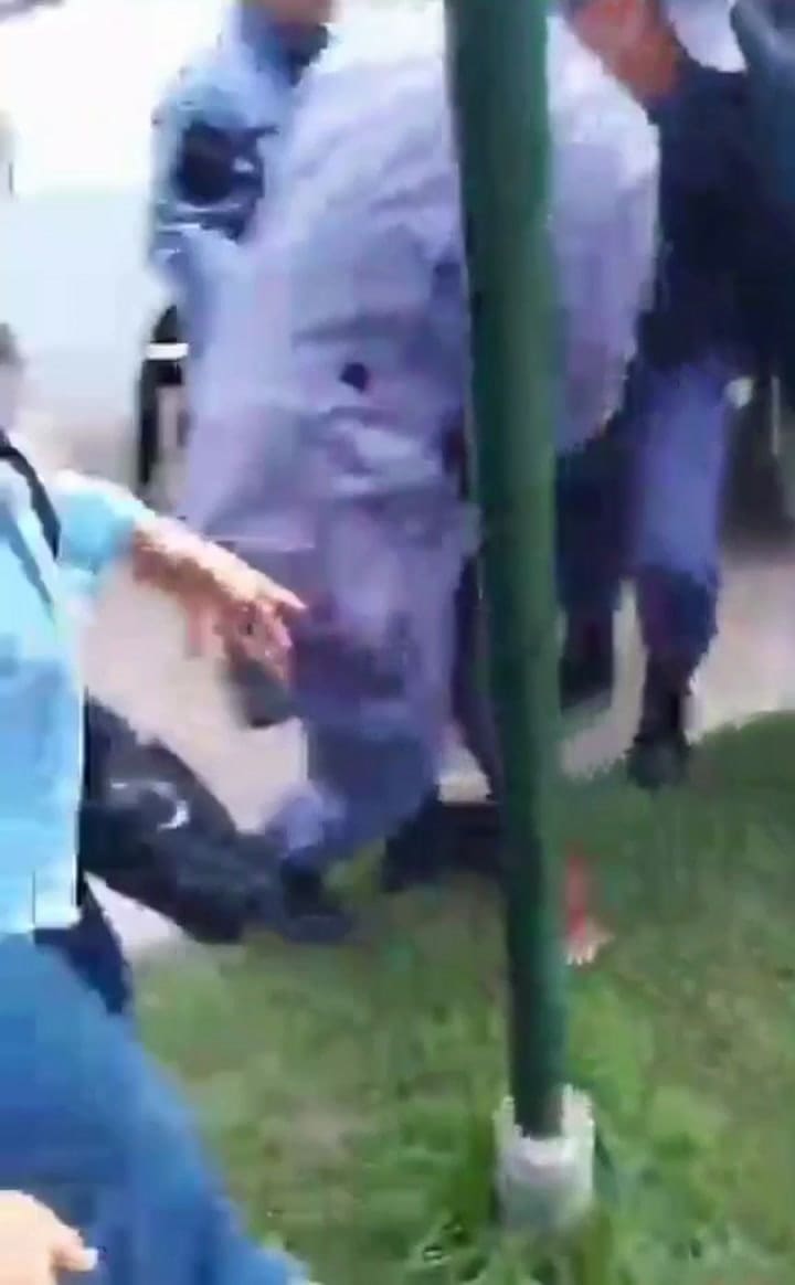 Un concejal se trepó a una patrulla y lo detuvieron: terminó descomponiéndose y fue “arrastrado” hasta un hospital 3