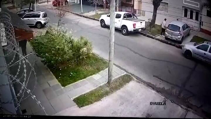 Una mujer fue asaltada por dos adolescentes cuando subía al auto a su pequeña hija